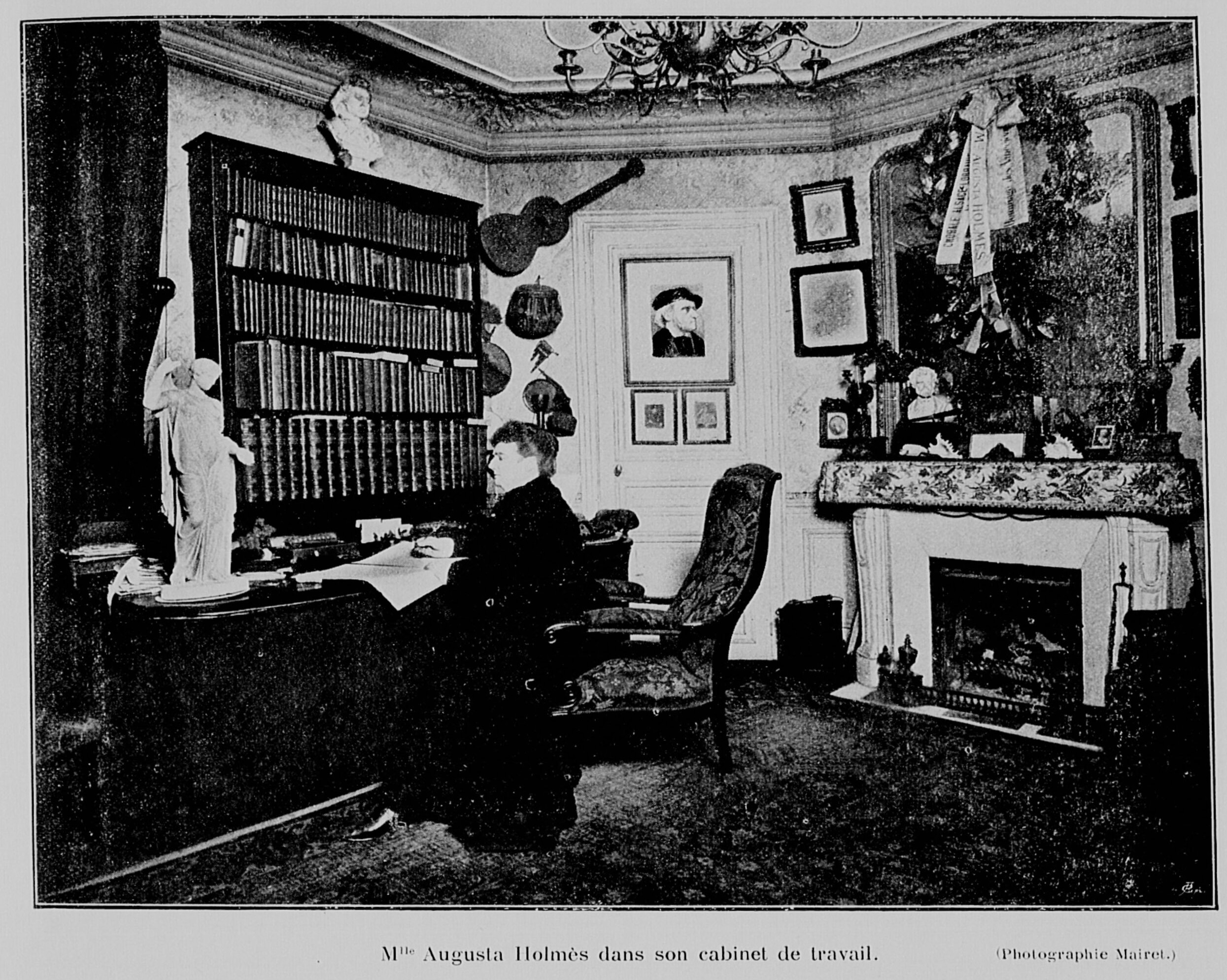 Mlle Augusta Holmès dans son cabinet de travail