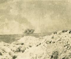 1915.06-Explosion-devant-la-tranchee-photographie.jpg