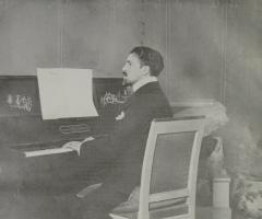 Reynaldo-Hahn-au-piano.jpg