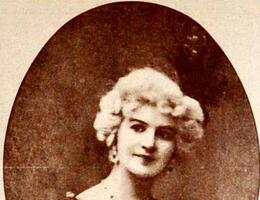 Mme-Koustnezoff-dans-Manon-Lescaut-de-Puccini.jpg