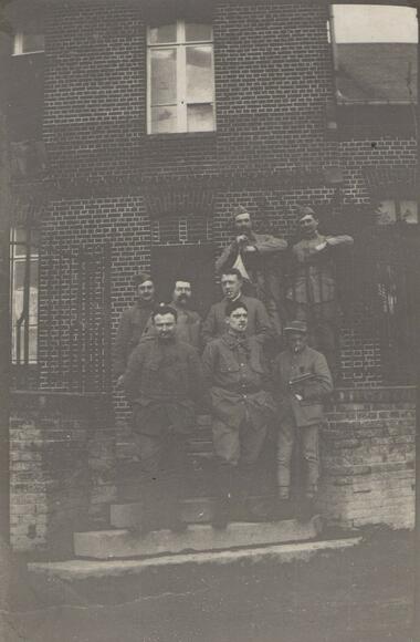 Groupe de liaison du 3e bataillon devant la mairire de Chuignes (photographie)