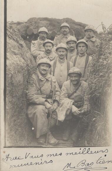 Groupe de soldats dans une tranchée (photographie)