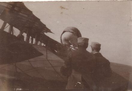 Arcy. Lucien Durosoir examinant un avion (photographie)