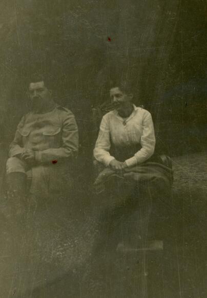 Lucien Durosoir et sa mère au cours d'une permission (photographie)