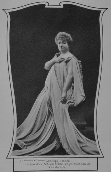 Augusta Holmès revêtue d'un peplum blanc
