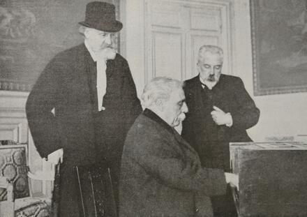 Gabriel Fauré jouant un vieux piano dans le salon de musique du château de Compiègne