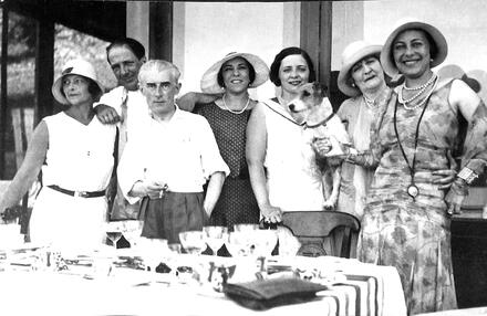 Maurice Ravel entouré d'amis