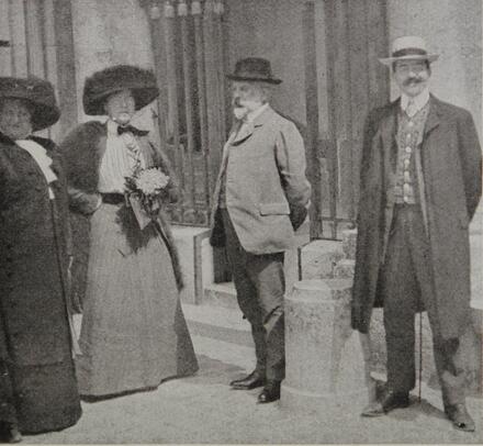 Nadia Boulanger, Arsène Alexandre et Marc Delmas devant la grille du château de Compiègne